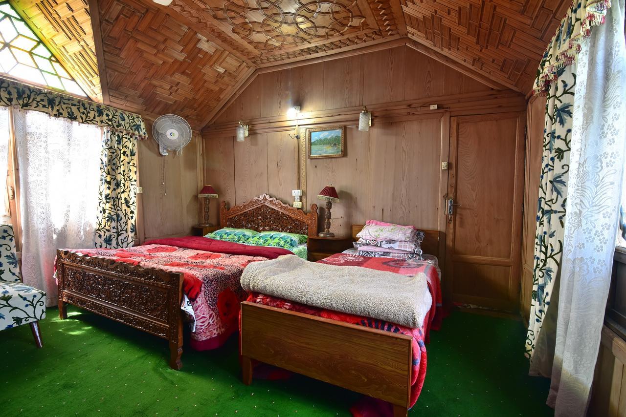 Golden Hopes Group Of Houseboats Hotel Srinagar  Exterior photo